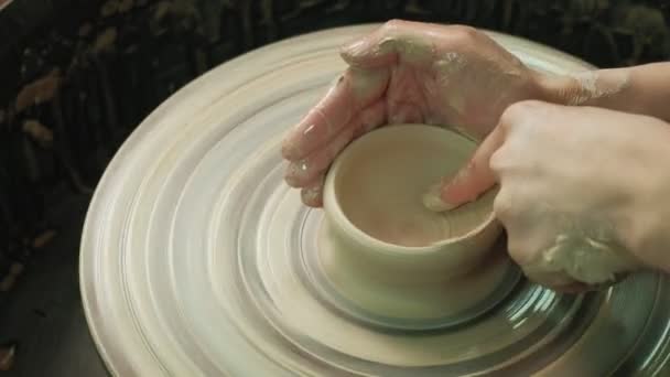 Travailler sur la roue de la poterie. fabrication de poterie — Video