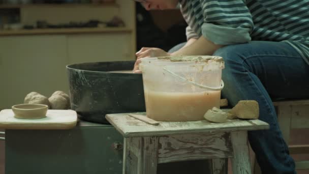 Trabajar en la rueda de cerámica. fabricación de cerámica — Vídeos de Stock