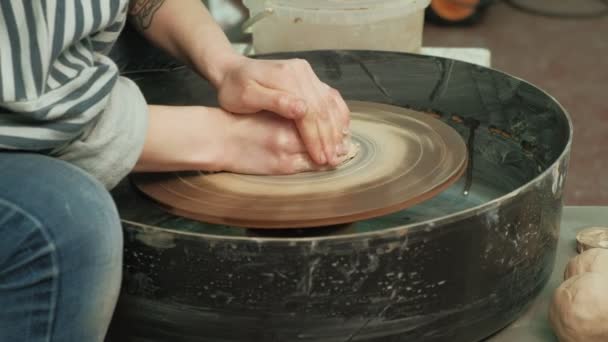 Trabajar en la rueda de cerámica. fabricación de cerámica — Vídeos de Stock