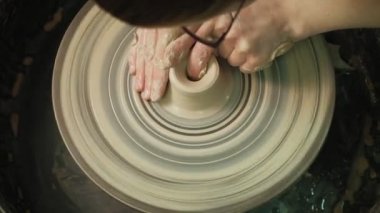 Çömlek çarkı üzerinde çalış. çömlek yapmak