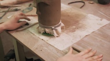 Bir seramikçinin işi. çömlek yapmak