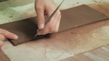 Bir seramikçinin işi. çömlek yapmak