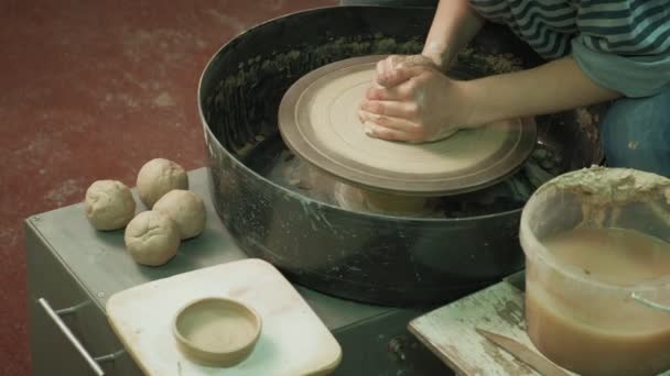 Trabajar en la rueda de cerámica. fabricación de cerámica — Vídeos de Stock