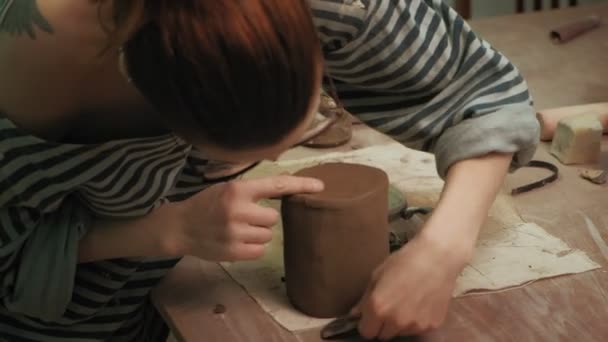 The work of a ceramist. making pottery — Stock Video
