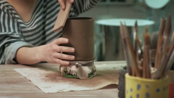 Il lavoro di un ceramista. fabbricazione di ceramica — Video Stock