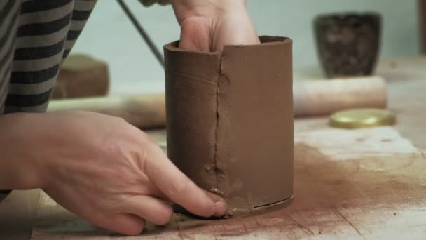 Il lavoro di un ceramista. fabbricazione di ceramica — Video Stock