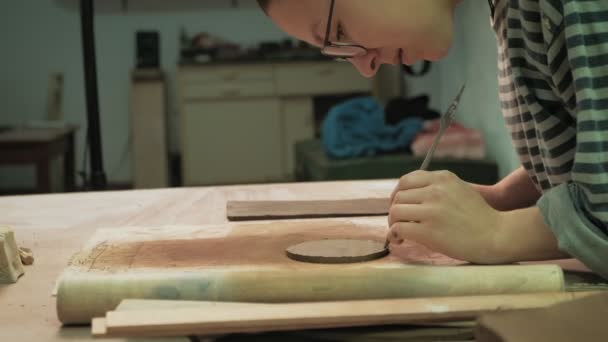 En keramiks arbete. keramiktillverkning — Stockvideo