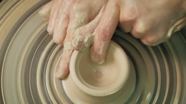 Trabajar en la rueda de cerámica. fabricación de cerámica — Vídeo de stock