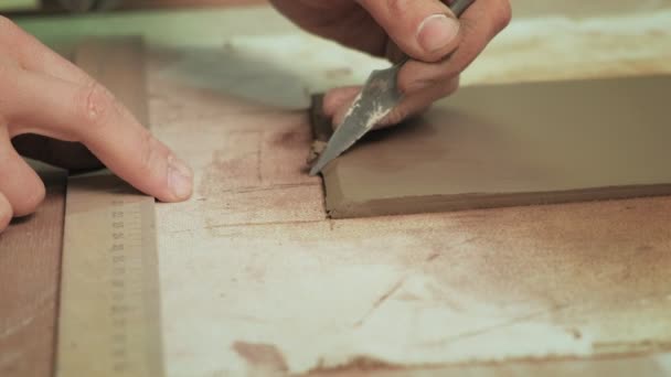 El trabajo de un ceramista. fabricación de cerámica — Vídeo de stock