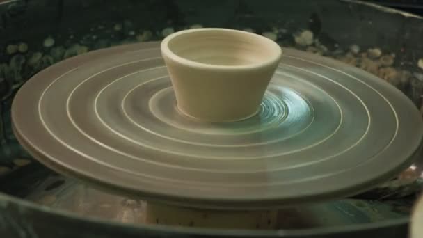 在陶瓷轮上工作。制作陶器 — 图库视频影像