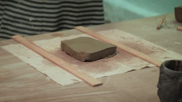 Pracy ceramisty. wytwarzanie ceramiki — Wideo stockowe