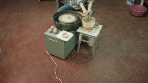 Travailler sur la roue de la poterie. fabrication de poterie — Video