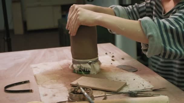 The work of a ceramist. making pottery — Stock Video