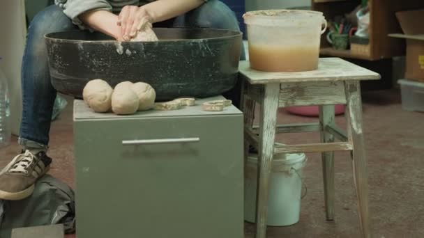 在陶瓷轮上工作。制作陶器 — 图库视频影像