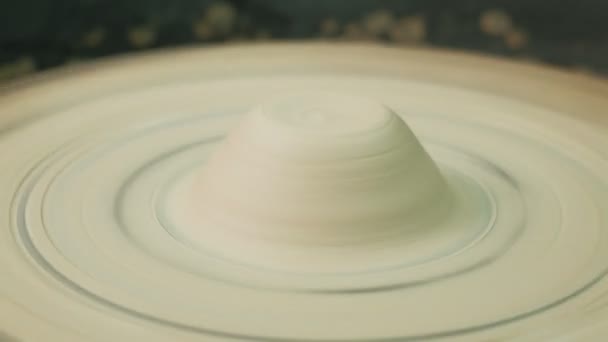 Travailler sur la roue de la poterie. fabrication de poterie — Video