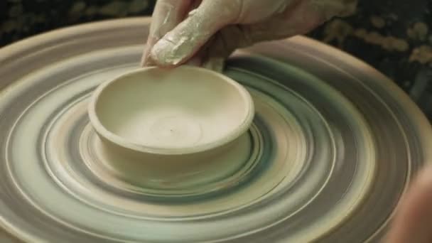 Lavorare sulla ruota della ceramica. fabbricazione di ceramica — Video Stock