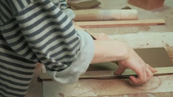 Il lavoro di un ceramista. fabbricazione di ceramica — Video Stock