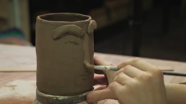 Il lavoro di un ceramista. fabbricazione di ceramica — Video Stock