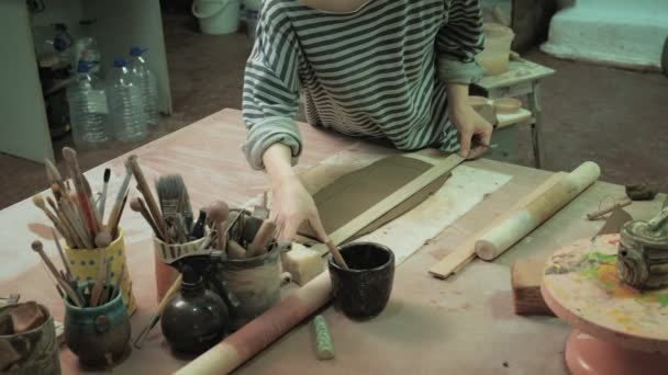 El trabajo de un ceramista. fabricación de cerámica — Vídeo de stock