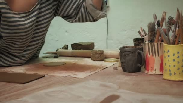 The work of a ceramist. making pottery — Stock Video