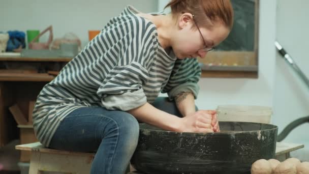 Werken aan het aardewerk wiel. aardewerk maken — Stockvideo