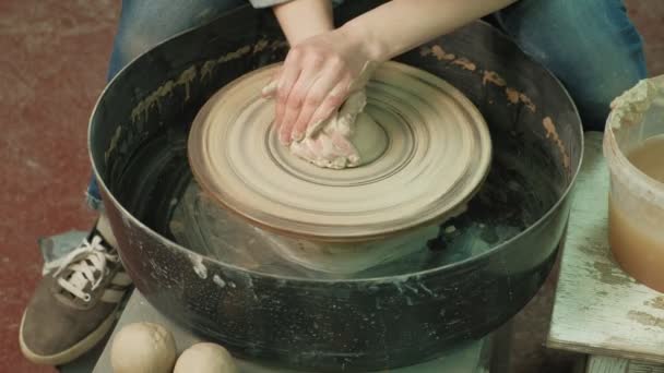 陶器の車輪の仕事だ。陶器を作る — ストック動画