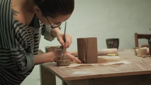 El trabajo de un ceramista. fabricación de cerámica — Vídeo de stock