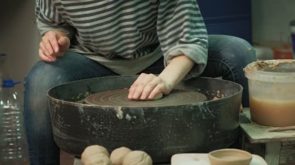 Trabajar en la rueda de cerámica. fabricación de cerámica — Vídeo de stock
