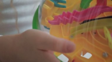 Küçük kız üç boyutlu oyuncak bulmacasıyla oynuyor.