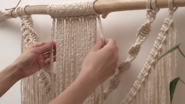 Vrouw weeft macrame op een stok. — Stockvideo