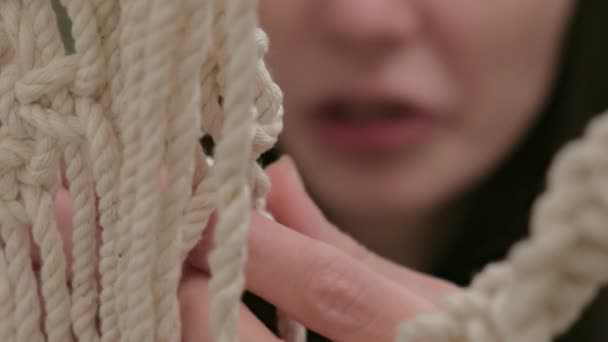 Γυναίκα υφαίνει το μακραμέ σε ένα ραβδί. — Αρχείο Βίντεο