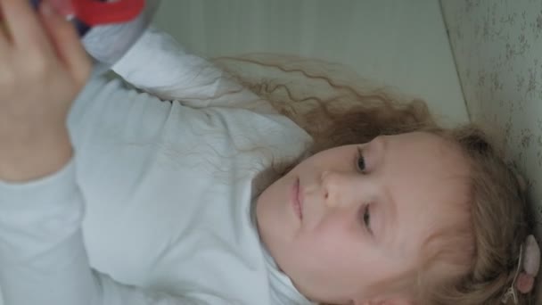 Küçük kız üç boyutlu oyuncak bulmacasıyla oynuyor. — Stok video