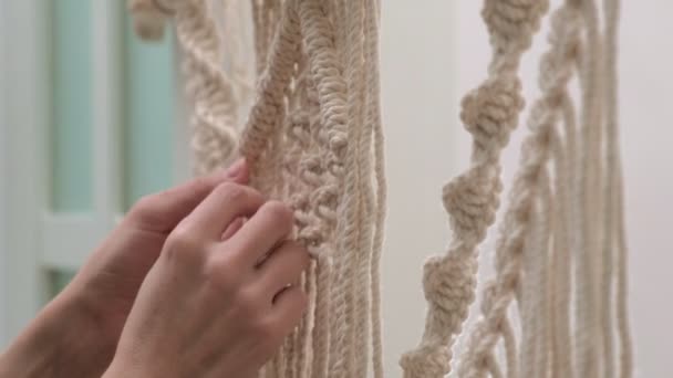 Woman weaves macrame on a stick. — Stock Video