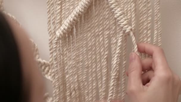 Жінка плете макраме на паличці . — стокове відео