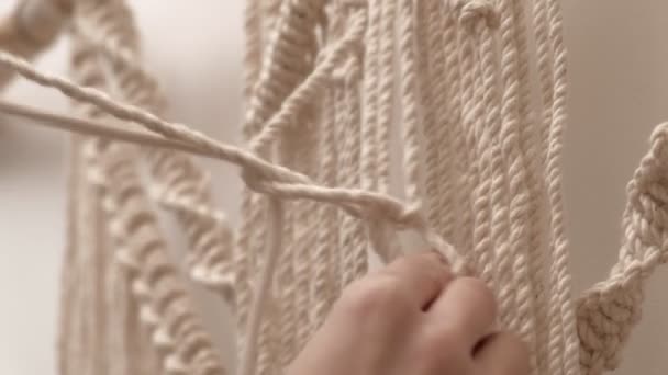 Женщина плетет макраме на палочке . — стоковое видео