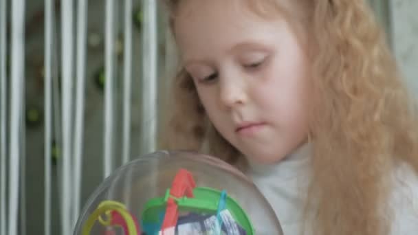 Menina jogar com quebra-cabeça de brinquedo tridimensional — Vídeo de Stock