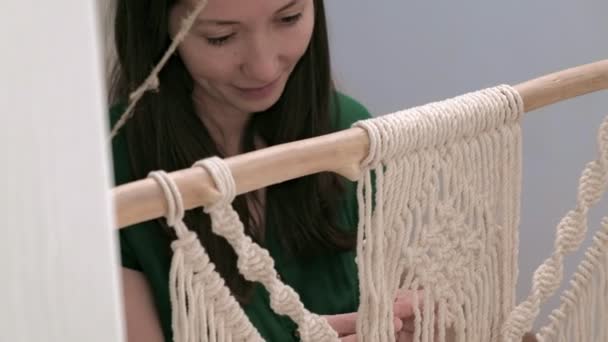 Donna tesse macrame su un bastone . — Video Stock