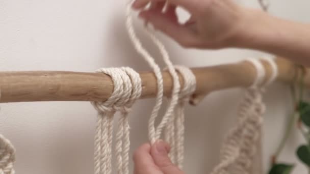 Femme tisse macramé sur un bâton . — Video