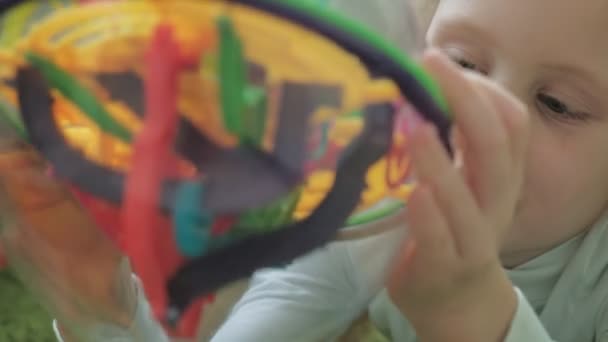 Küçük kız üç boyutlu oyuncak bulmacasıyla oynuyor. — Stok video