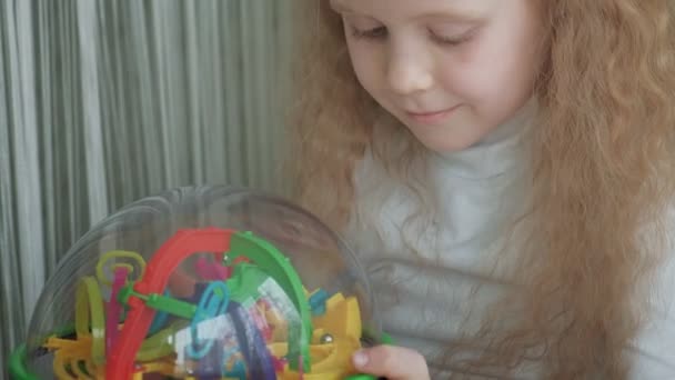 小女孩玩三维玩具拼图游戏 — 图库视频影像