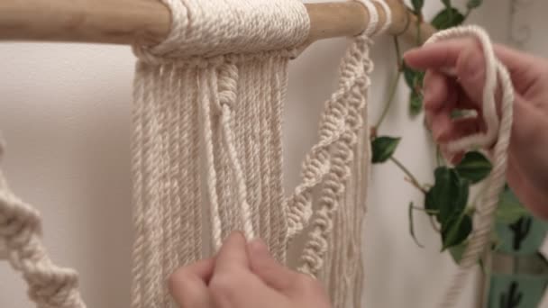 女性は棒の上でマクレムを織り. — ストック動画