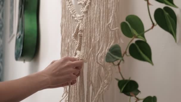 Woman weaves macrame on a stick. — Stock Video