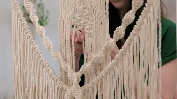 Donna tesse macrame su un bastone . — Video Stock