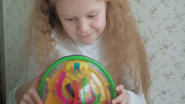 Kleines Mädchen spielt mit dreidimensionalem Spielzeug-Puzzle — Stockvideo