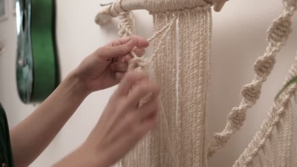 Жінка плете макраме на паличці . — стокове відео