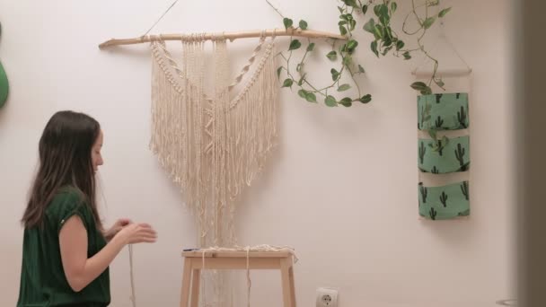Женщина плетет макраме на палочке . — стоковое видео