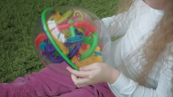 Kleines Mädchen spielt mit dreidimensionalem Spielzeug-Puzzle — Stockvideo