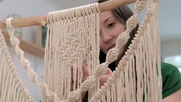 Donna tesse macrame su un bastone . — Video Stock