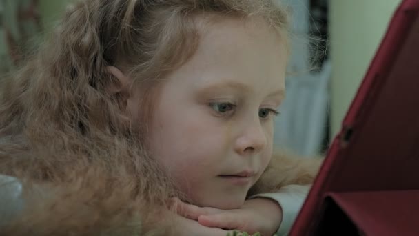 Niña preescolar utiliza una tableta de ordenador . — Vídeo de stock