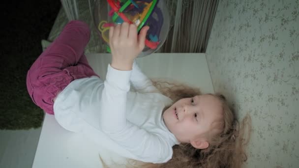 Kleines Mädchen spielt mit dreidimensionalem Spielzeug-Puzzle — Stockvideo